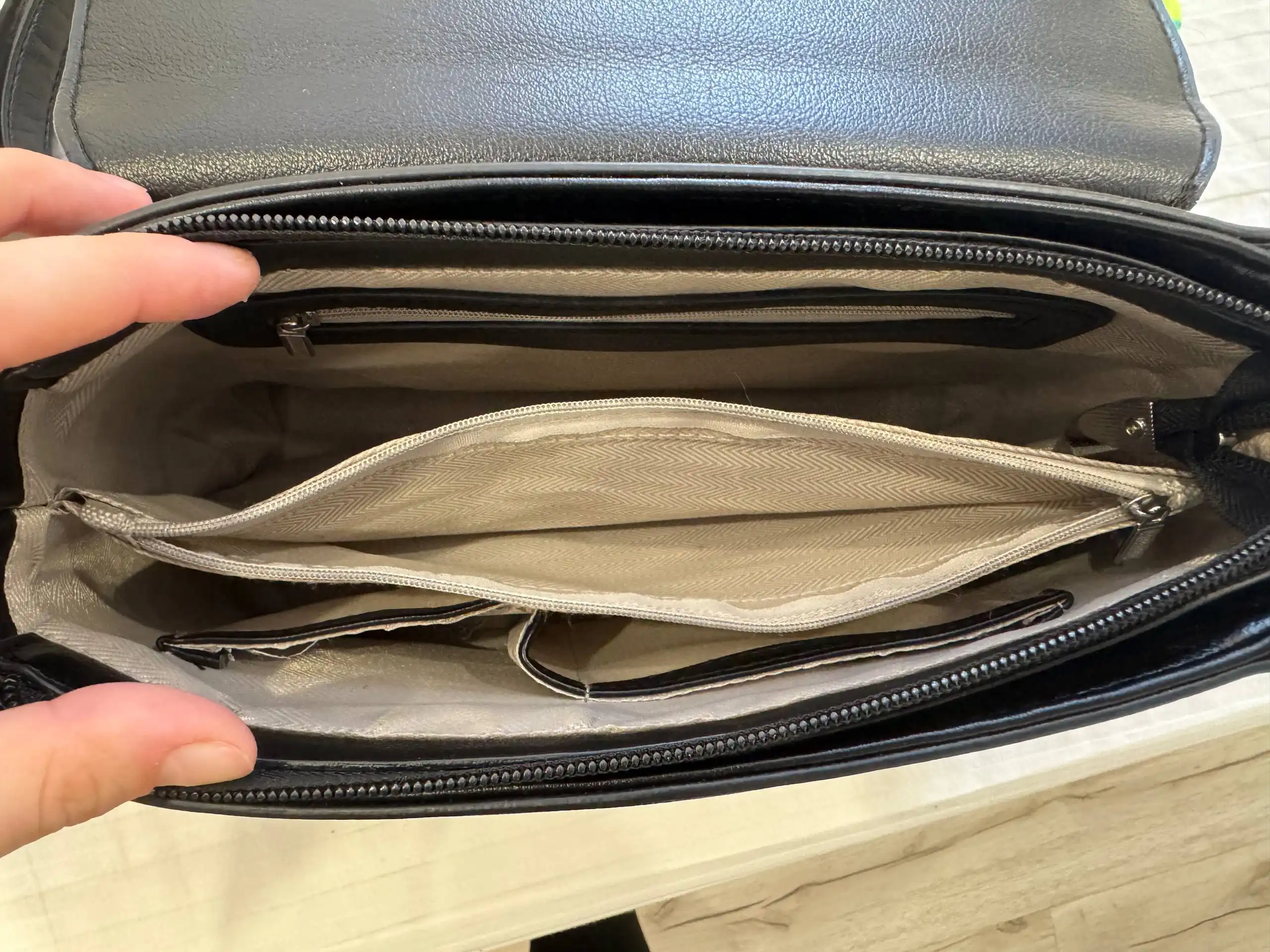 Сумка черная почти новая - Барахолка в Москва