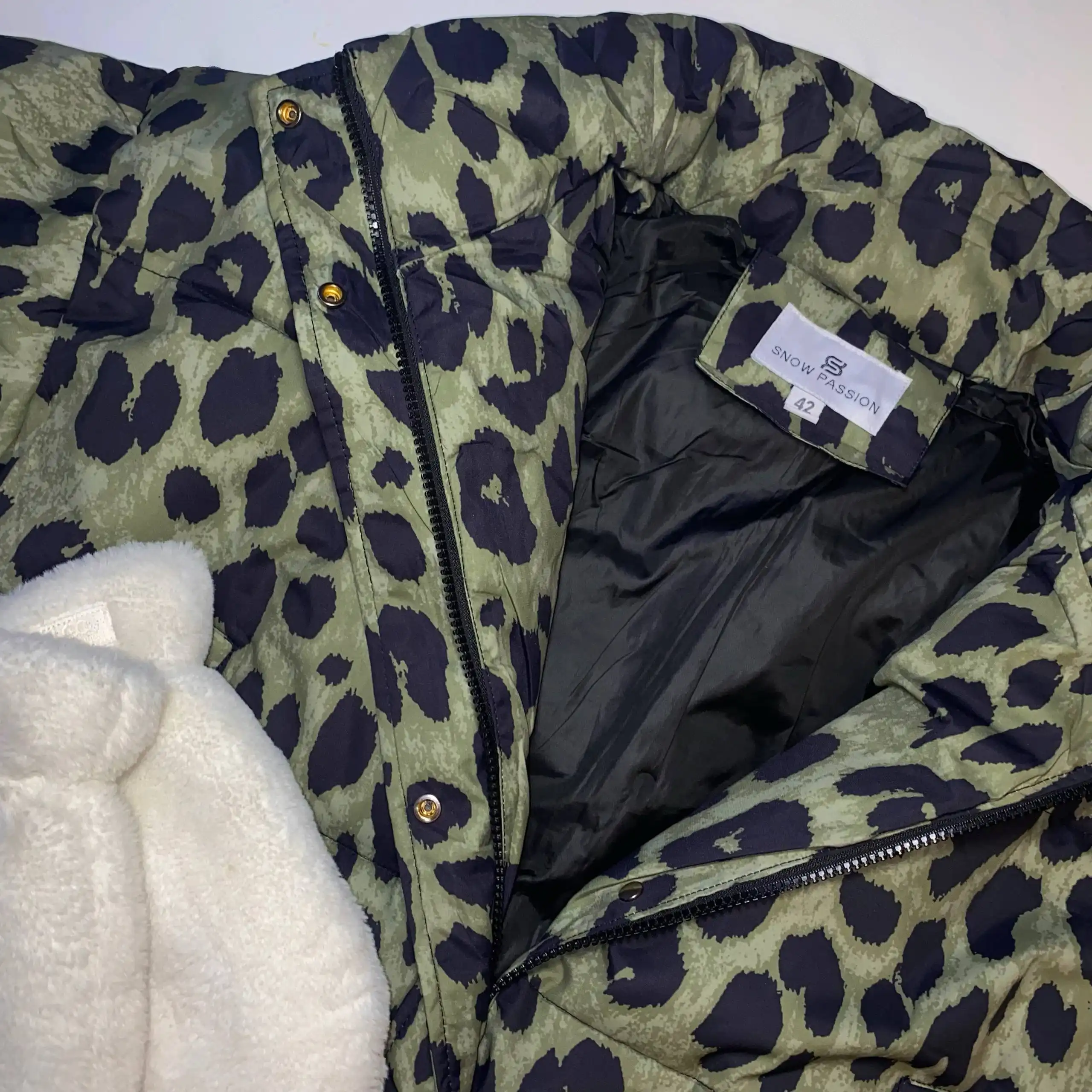 Женская демисезонная укороченная куртка - Верхняя одежда (Одежда) в Москва