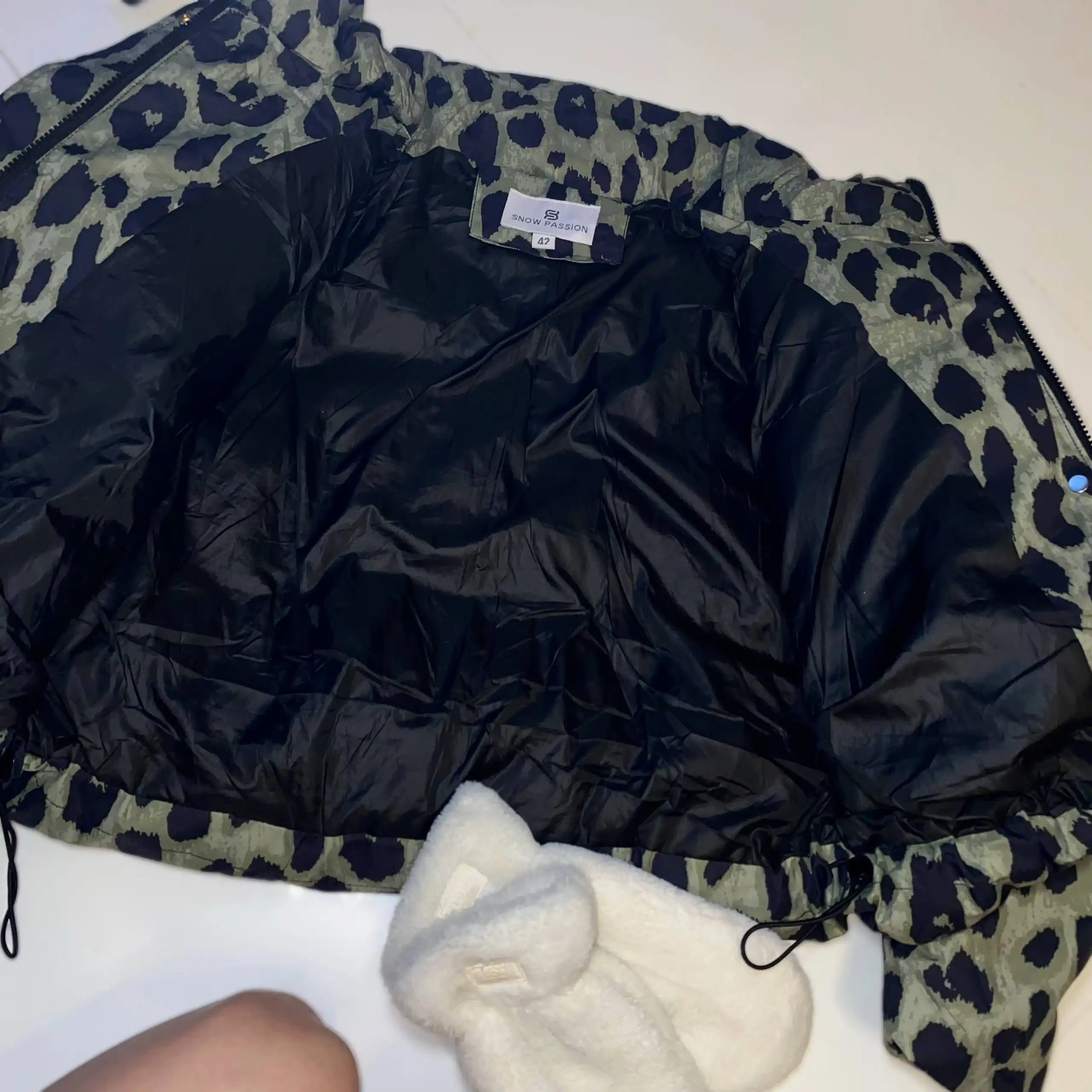 Женская демисезонная укороченная куртка - Верхняя одежда (Одежда) в Москва