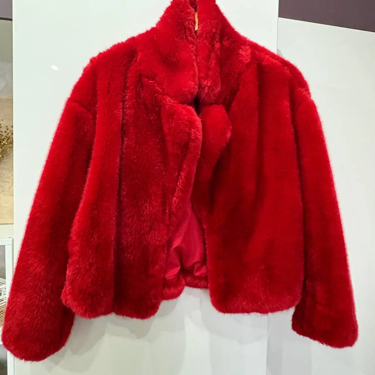 Шуба красная искусственная короткая новая - Верхняя одежда (Одежда) в Москва