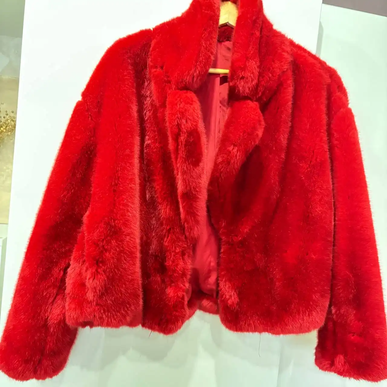 Шуба красная искусственная короткая новая - Верхняя одежда (Одежда) в Москва