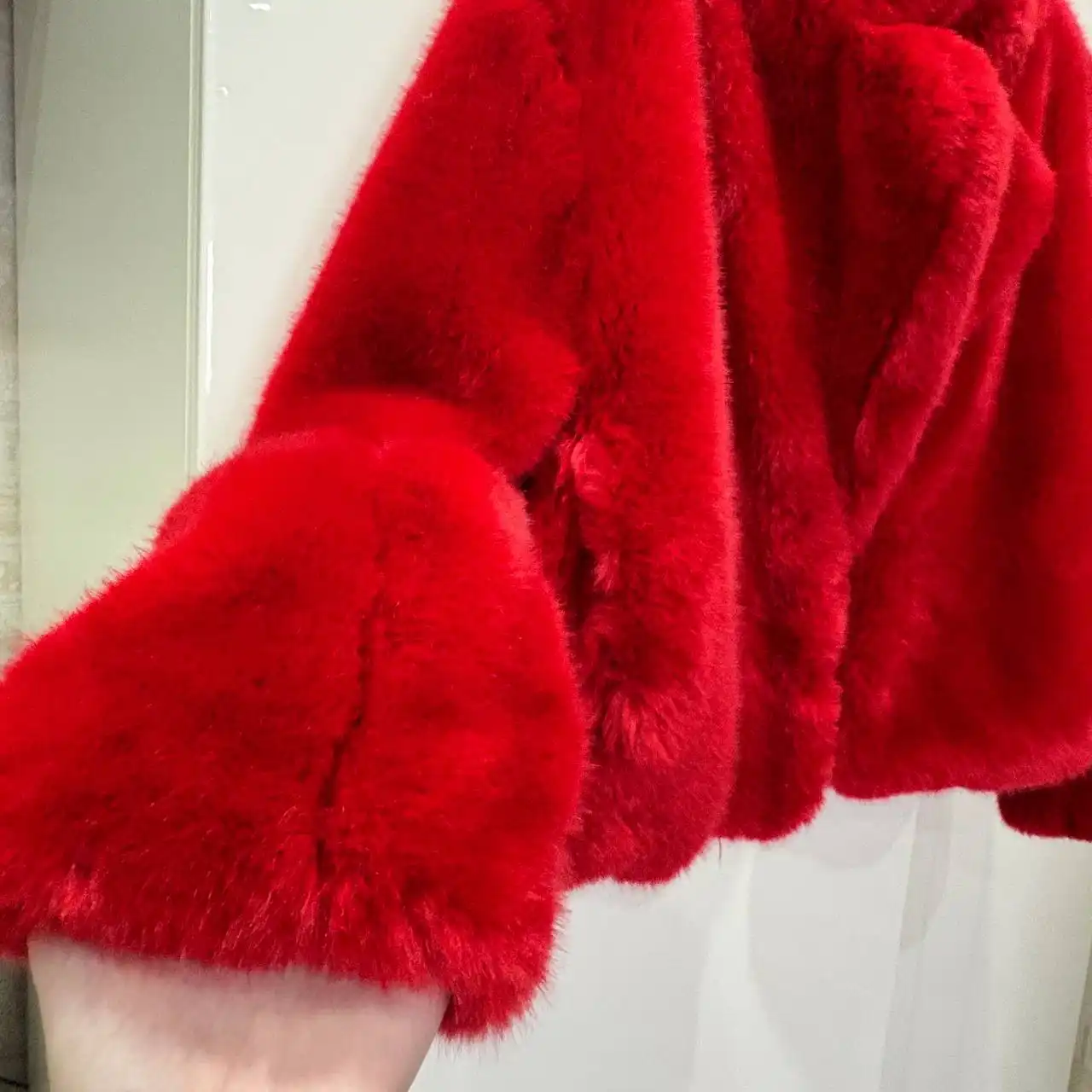 Шуба красная искусственная короткая новая - Верхняя одежда (Одежда) в Москва