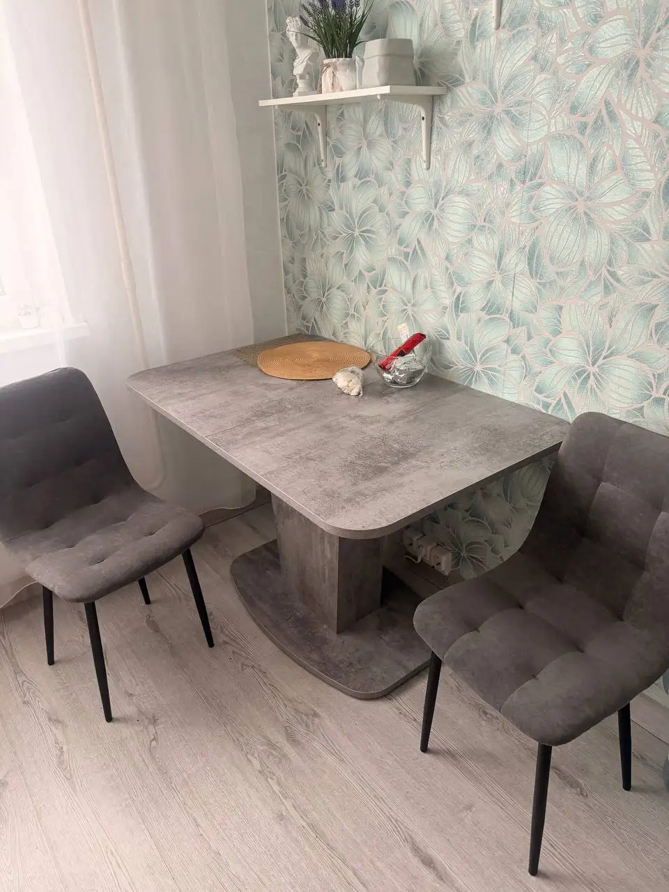 Продажа мебели: кухонный стол со стульями и спальный гарнитур - Барахолка в Москва