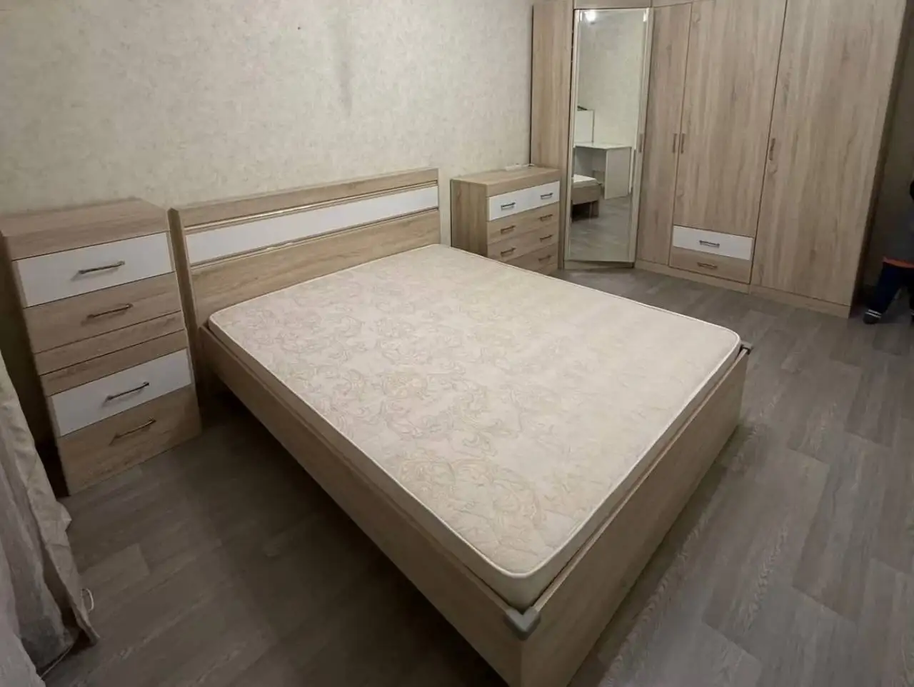 Продажа мебели: кухонный стол со стульями и спальный гарнитур - Барахолка в Москва