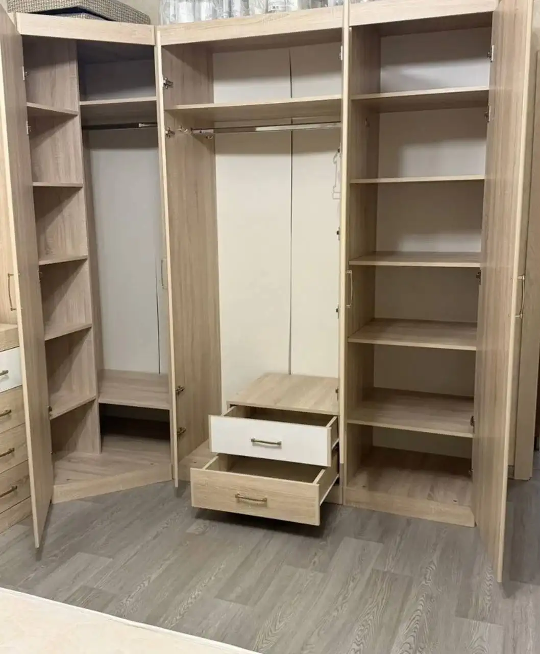 Продажа мебели: кухонный стол со стульями и спальный гарнитур - Барахолка в Москва