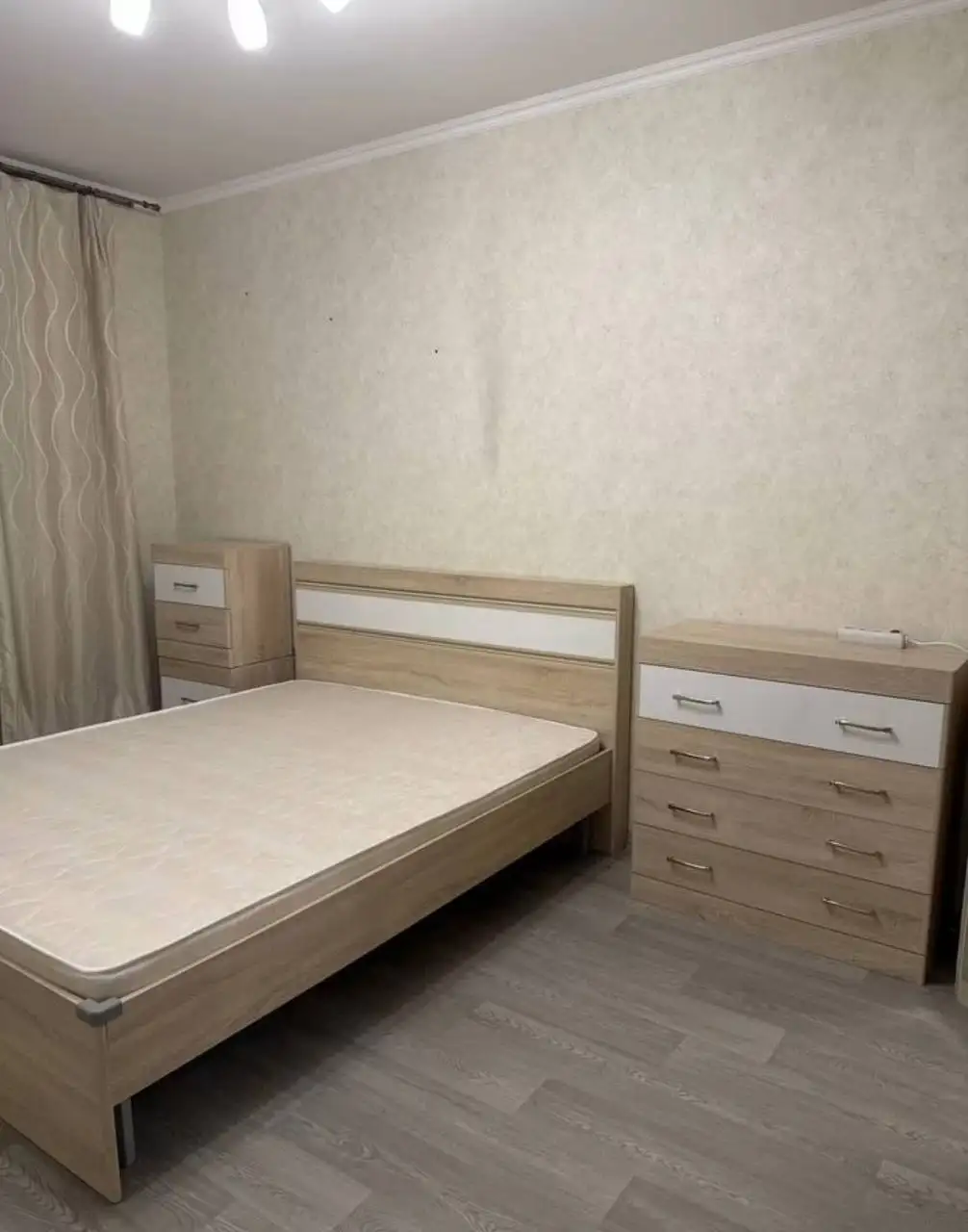 Продажа мебели: кухонный стол со стульями и спальный гарнитур - Барахолка в Москва