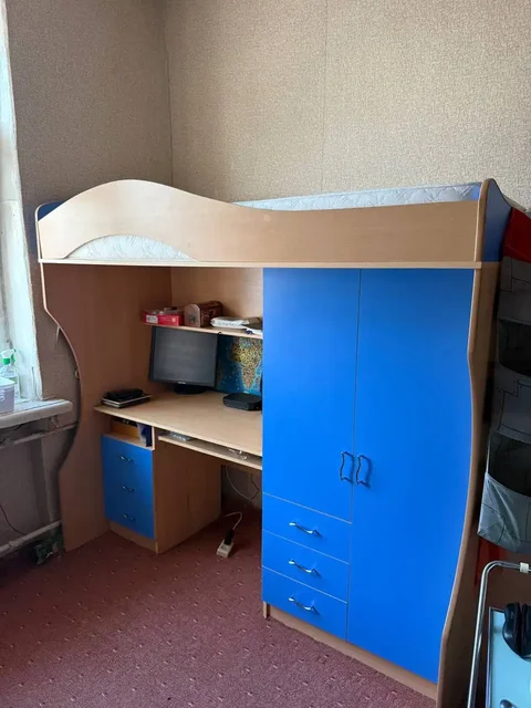 Кровать-чердак с рабочим столом и шкафом - Бытовая химия в Москва