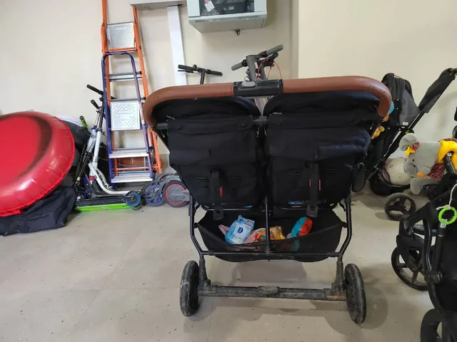 Продам коляску для двойни - Беговелы в Москва