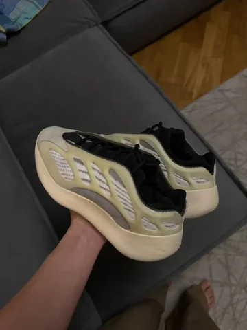 Кроссовки Adidas Yeezy 700 размер 37 - Нижнее белье в Москва