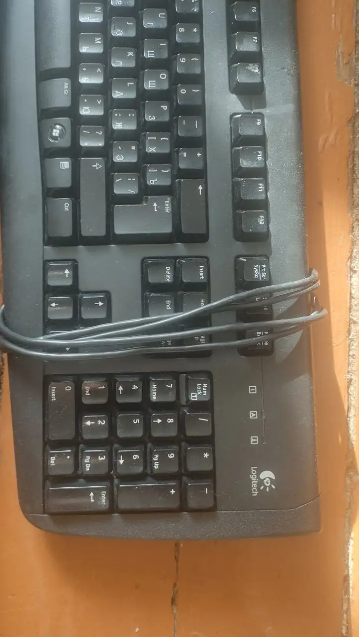 Клавиатуры Logitech и Lenovo отдам даром - Компьютерная периферия (Электроника) в Москва