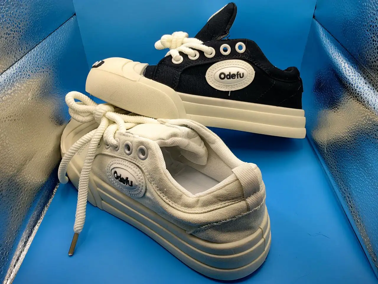 Продам новые модные ботиночки черный и белый - Обувь (Одежда) в Москва