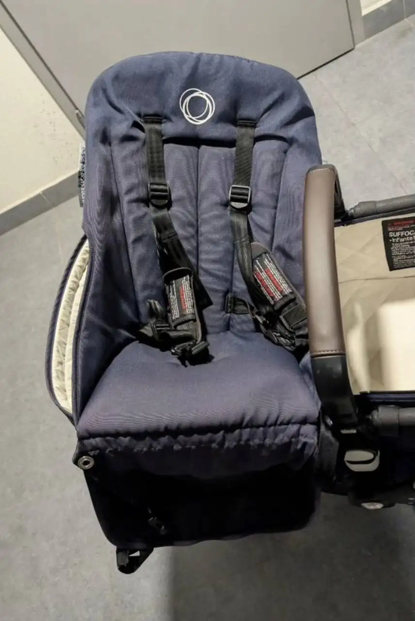 Бесплатные детские вещи и коляска 3в1 - Детские товары (Барахолка) в Москва