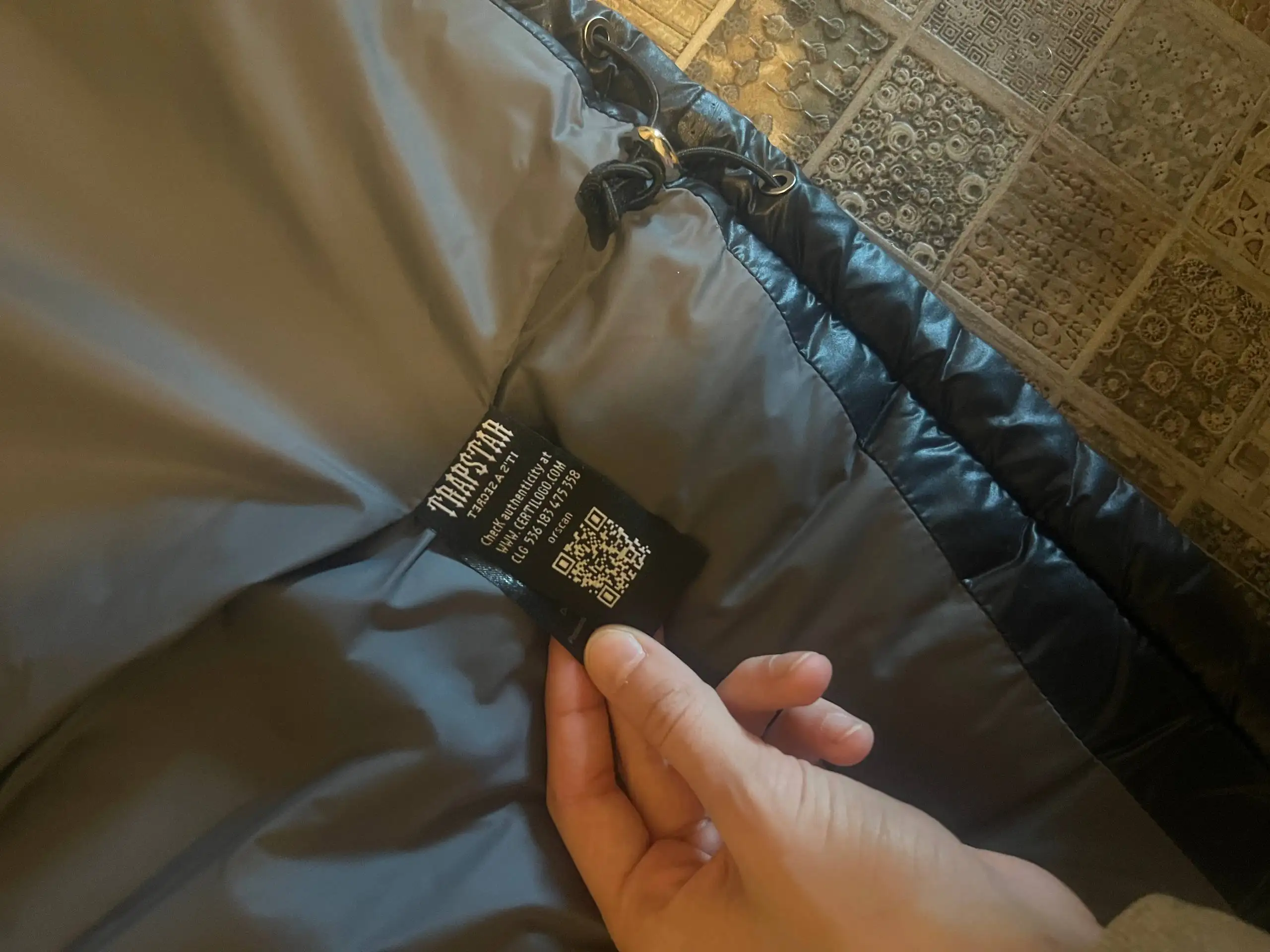 Продам жилетку Trapstar размер S - Верхняя одежда (Одежда) в Москва