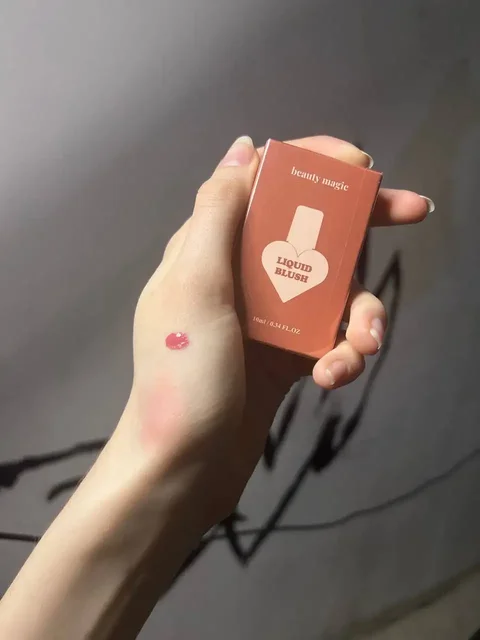 Продам блеск для губ и жидкие румяна - Декоративная косметика в Москва