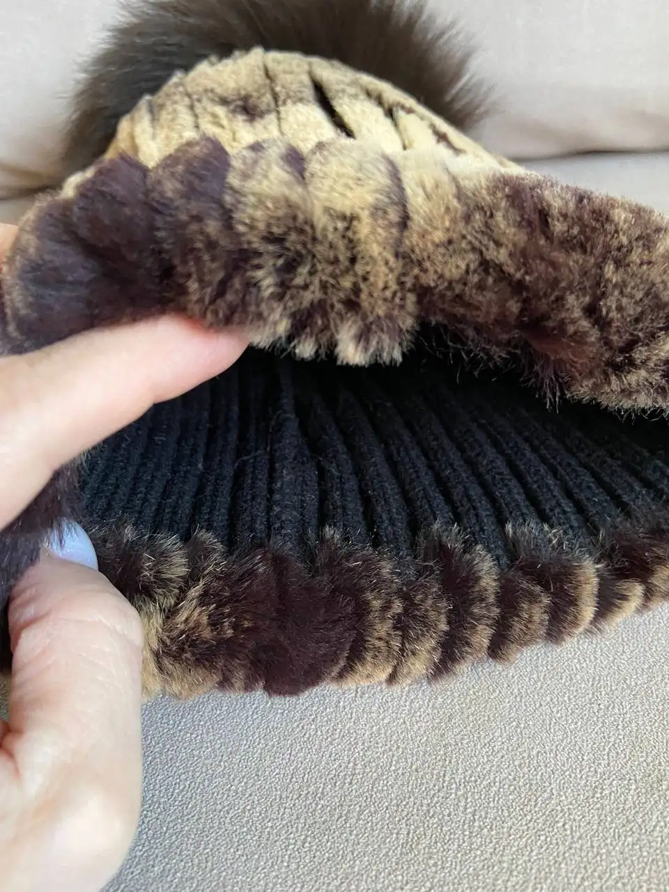 Продам зимние шапки: с ушами и без - Головные уборы (Одежда) в Москва