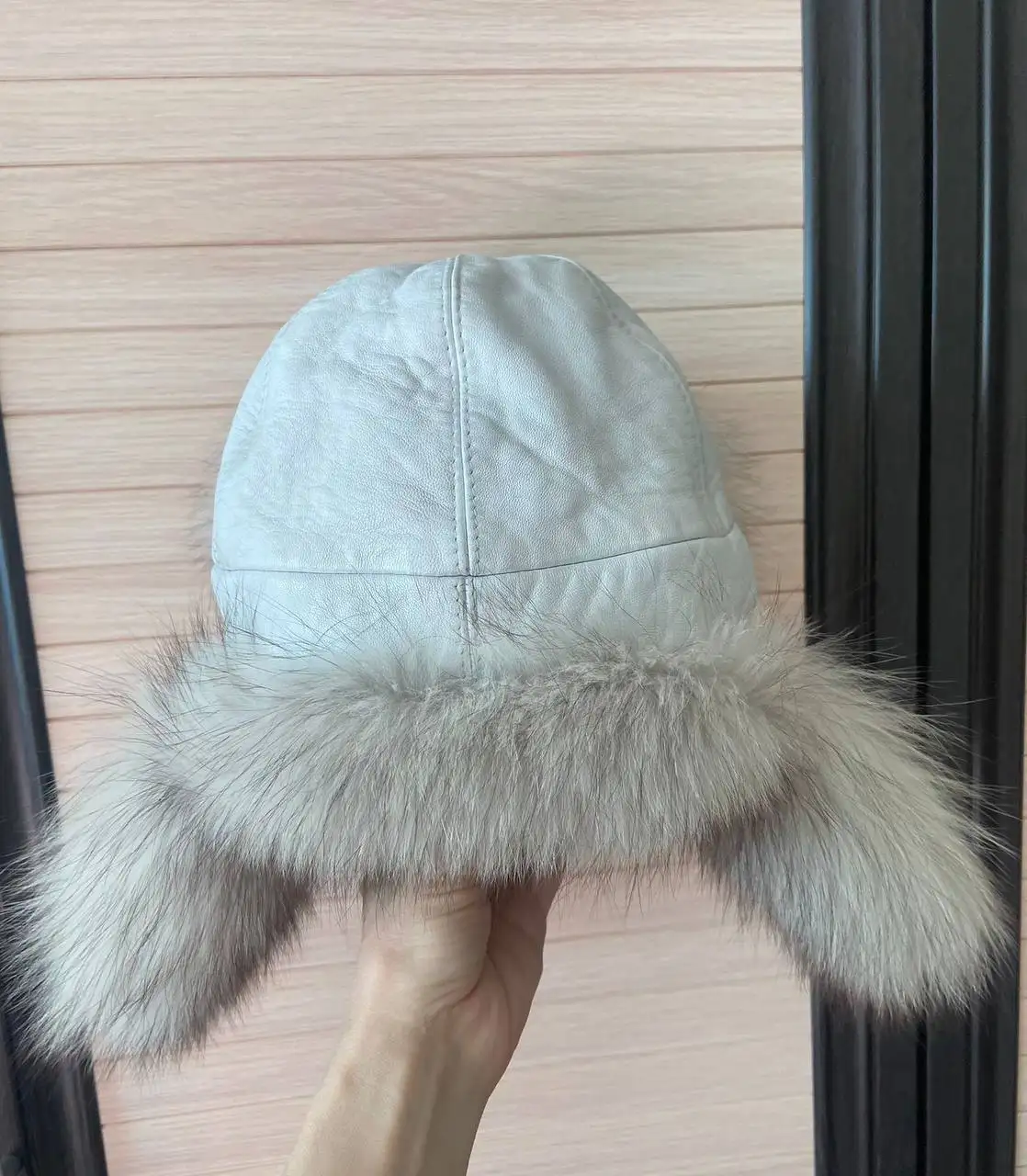 Продам зимние шапки: с ушами и без - Головные уборы (Одежда) в Москва