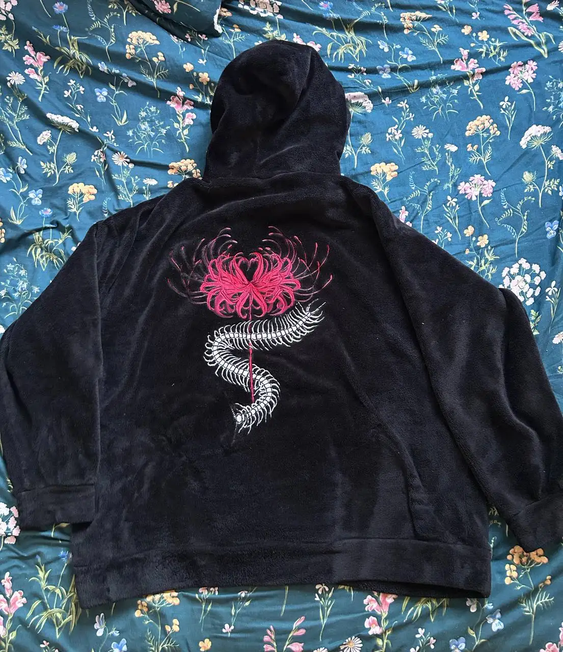 Продам худи с нашивкой паучей Лилии - Худи (Одежда) в Москва