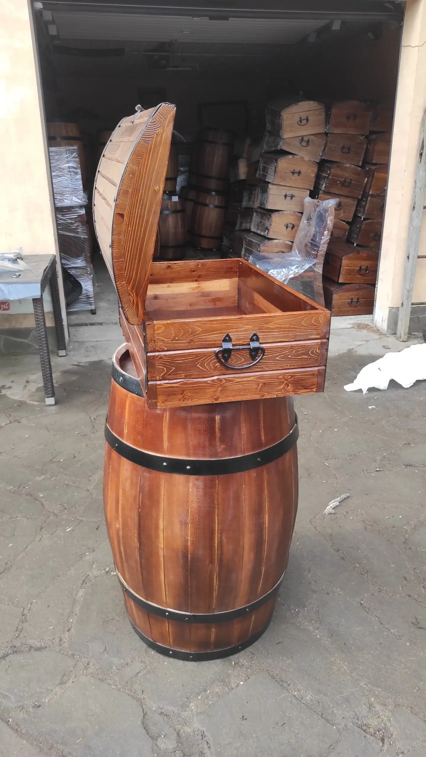 Продажа сундуков и декоративных бочек из массива дерева - Мебель (Барахолка) в Москва