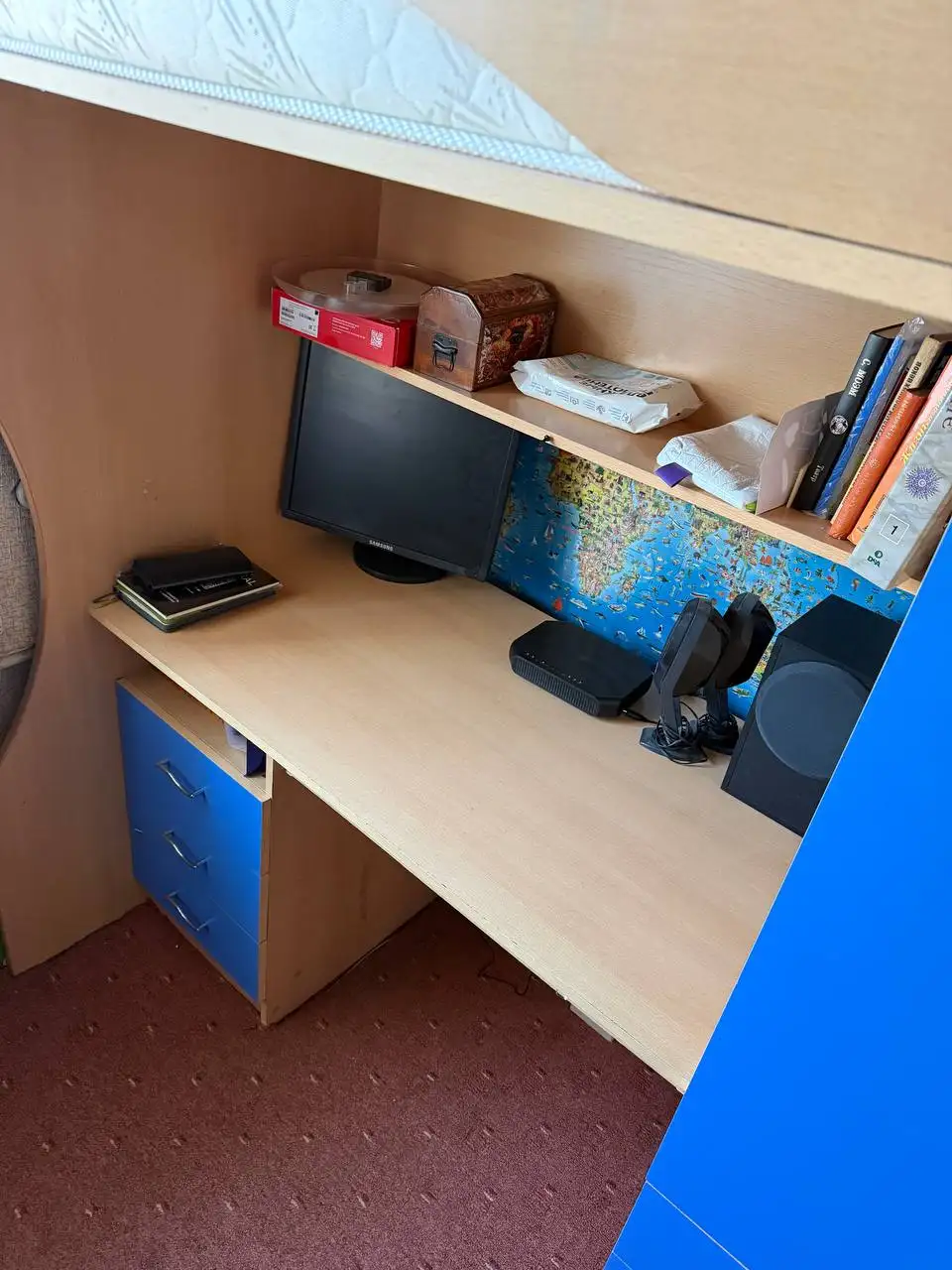 Продажа кровати-чердака с письменным столом, шкафом, тумбочкой и матрасом - Мебель (Барахолка) в Москва