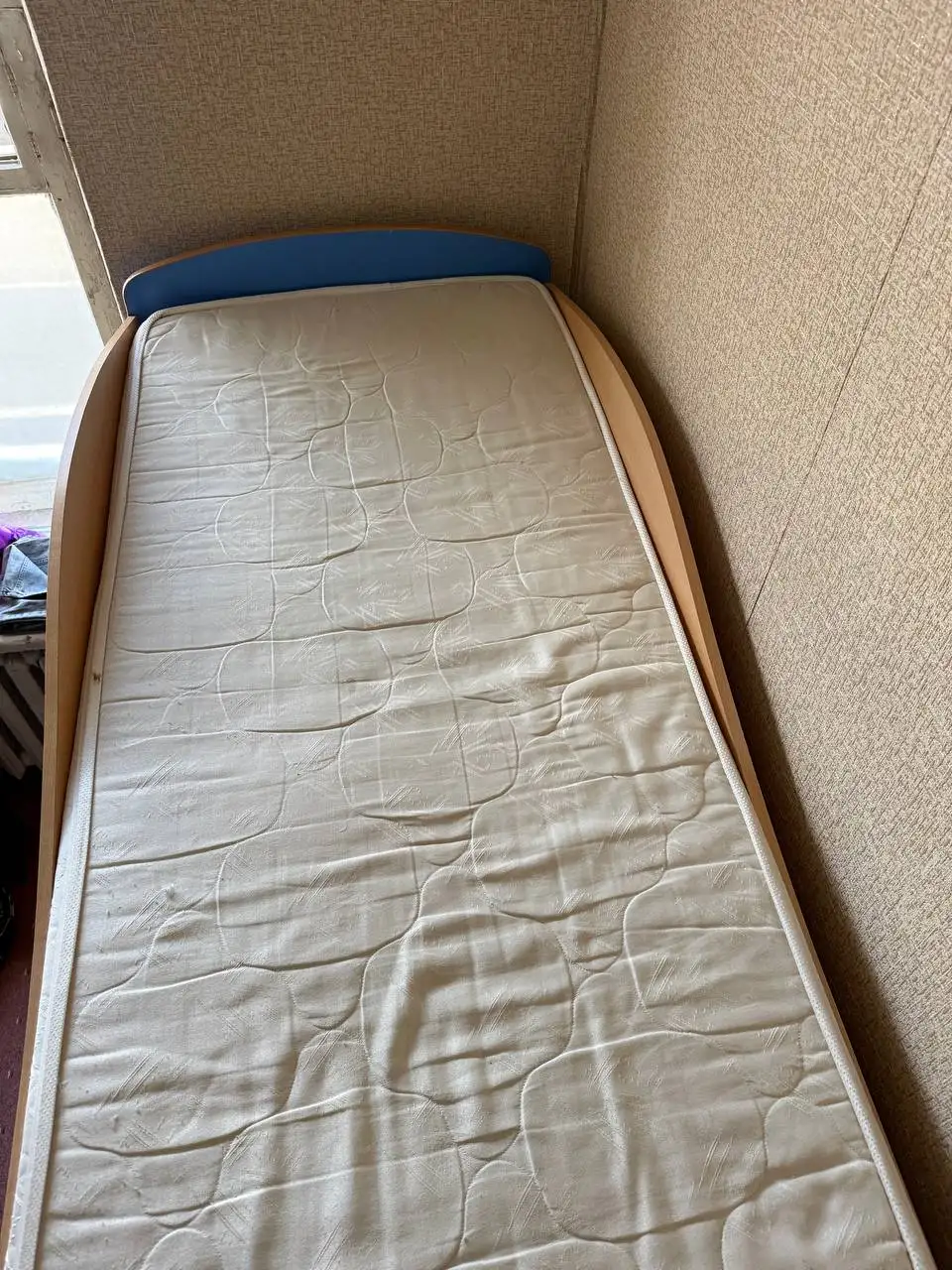 Продажа кровати-чердака с письменным столом, шкафом, тумбочкой и матрасом - Мебель (Барахолка) в Москва