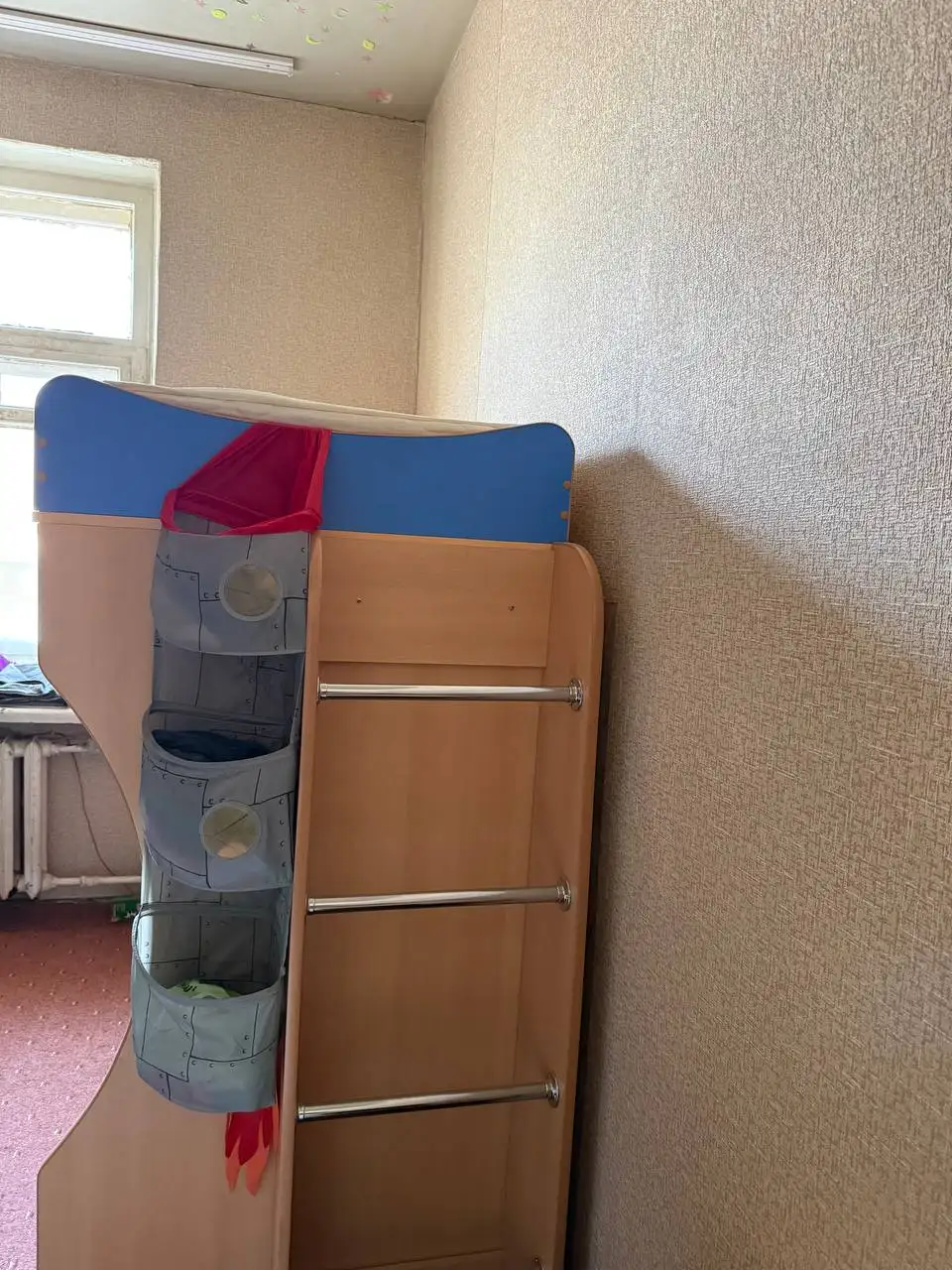 Продажа кровати-чердака с письменным столом, шкафом, тумбочкой и матрасом - Мебель (Барахолка) в Москва