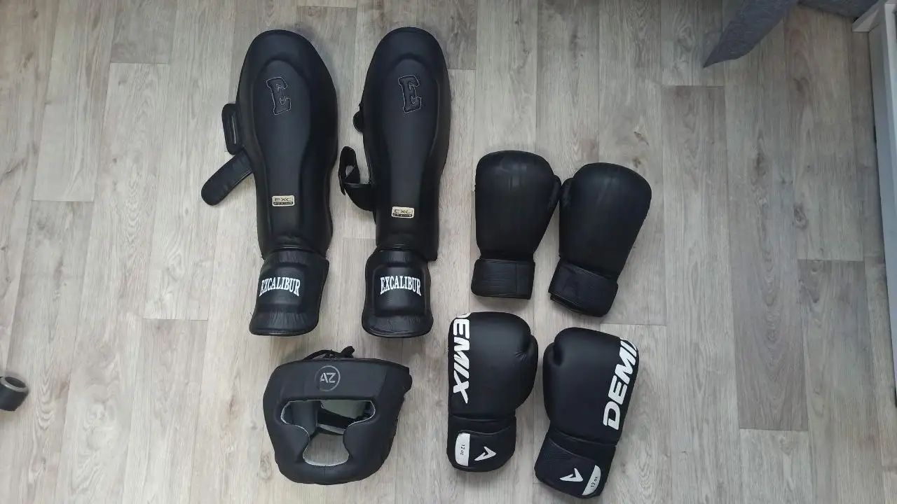 Защита голени, шлем и перчатки для спорта - Спортивная экипировка (Хобби и отдых) в Ярославль