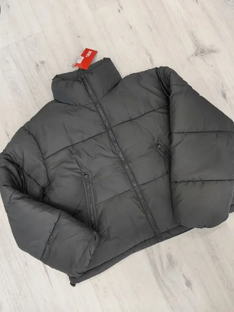 Демисезонная укороченная куртка серого цвета 48 размера - Джинсы в Ярославль