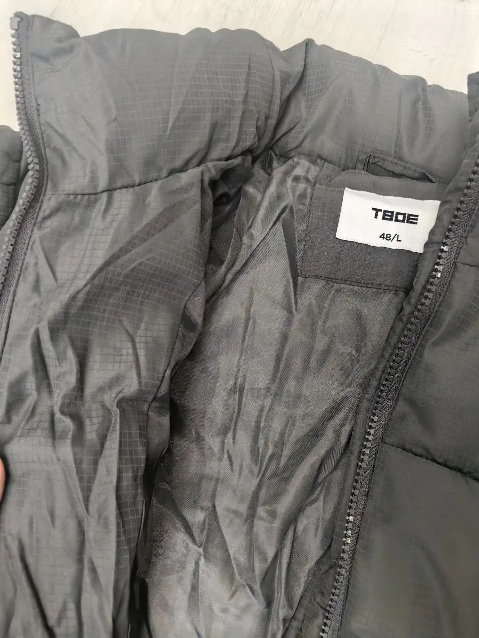 Демисезонная укороченная куртка серого цвета 48 размера - Верхняя одежда (Одежда) в Ярославль