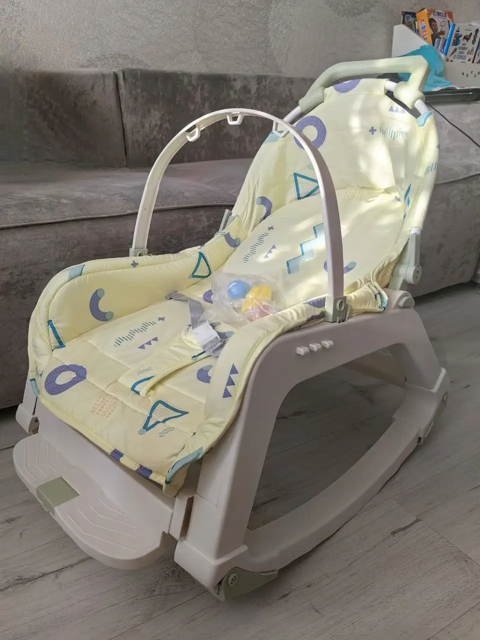 Детская качалка шезлонг желтого цвета - Товары для детей в Ярославль