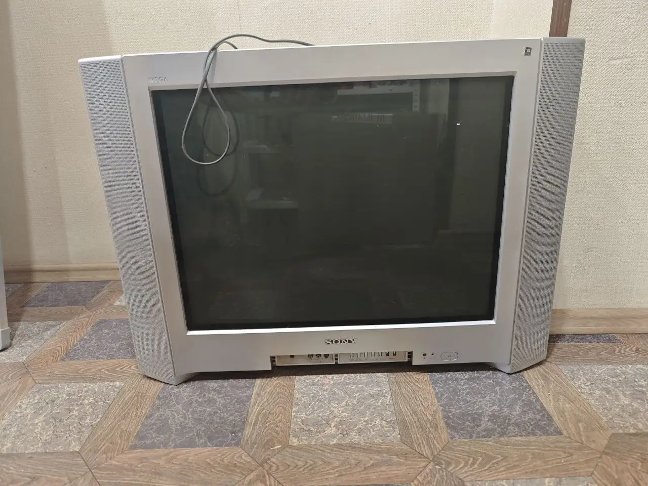 Отдам бесплатно старый рабочий телевизор - Телевизоры (Электроника) в Ярославль