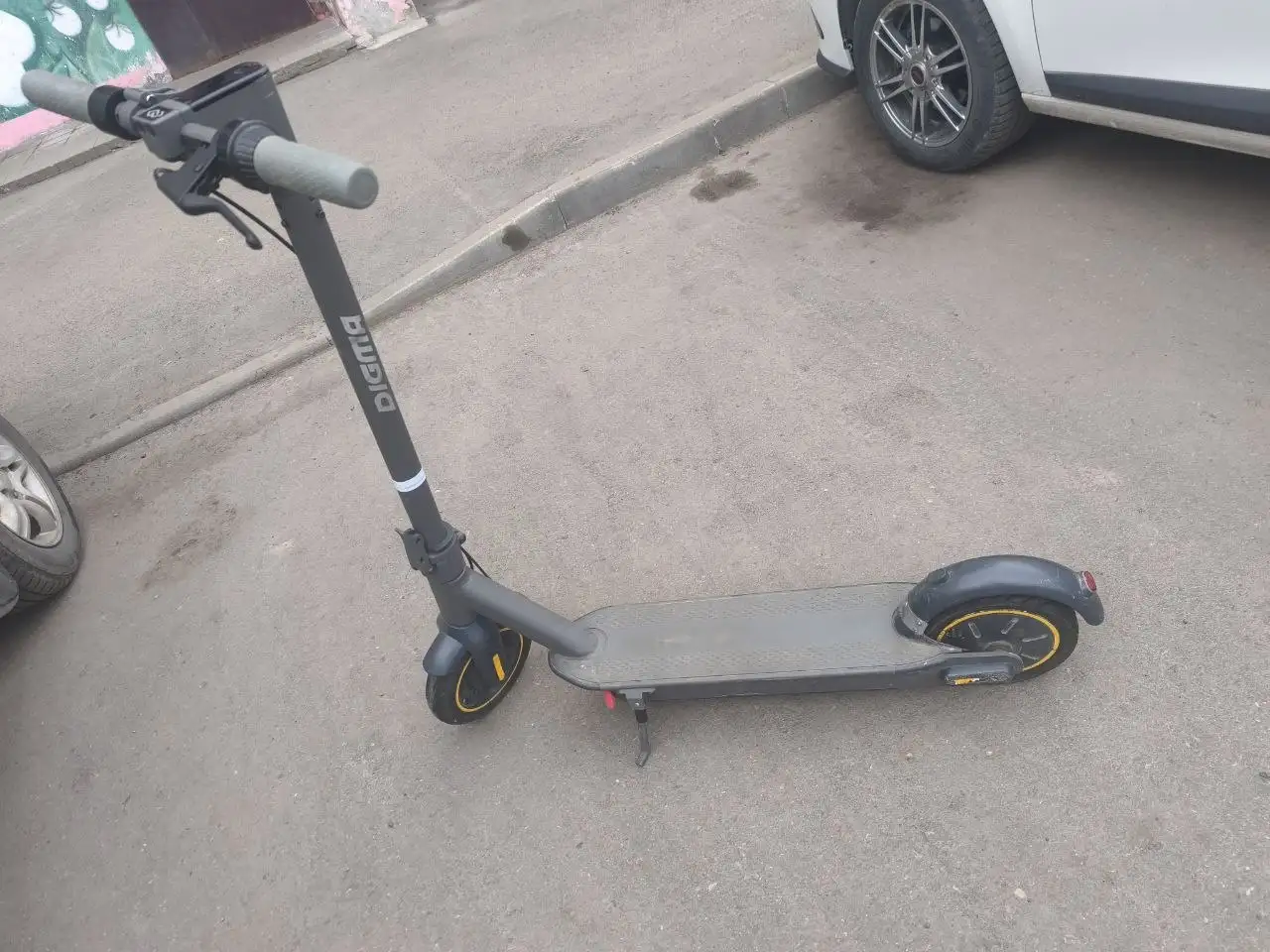 Продам электросамокат с зарядным устройством - Электроника в Ярославль