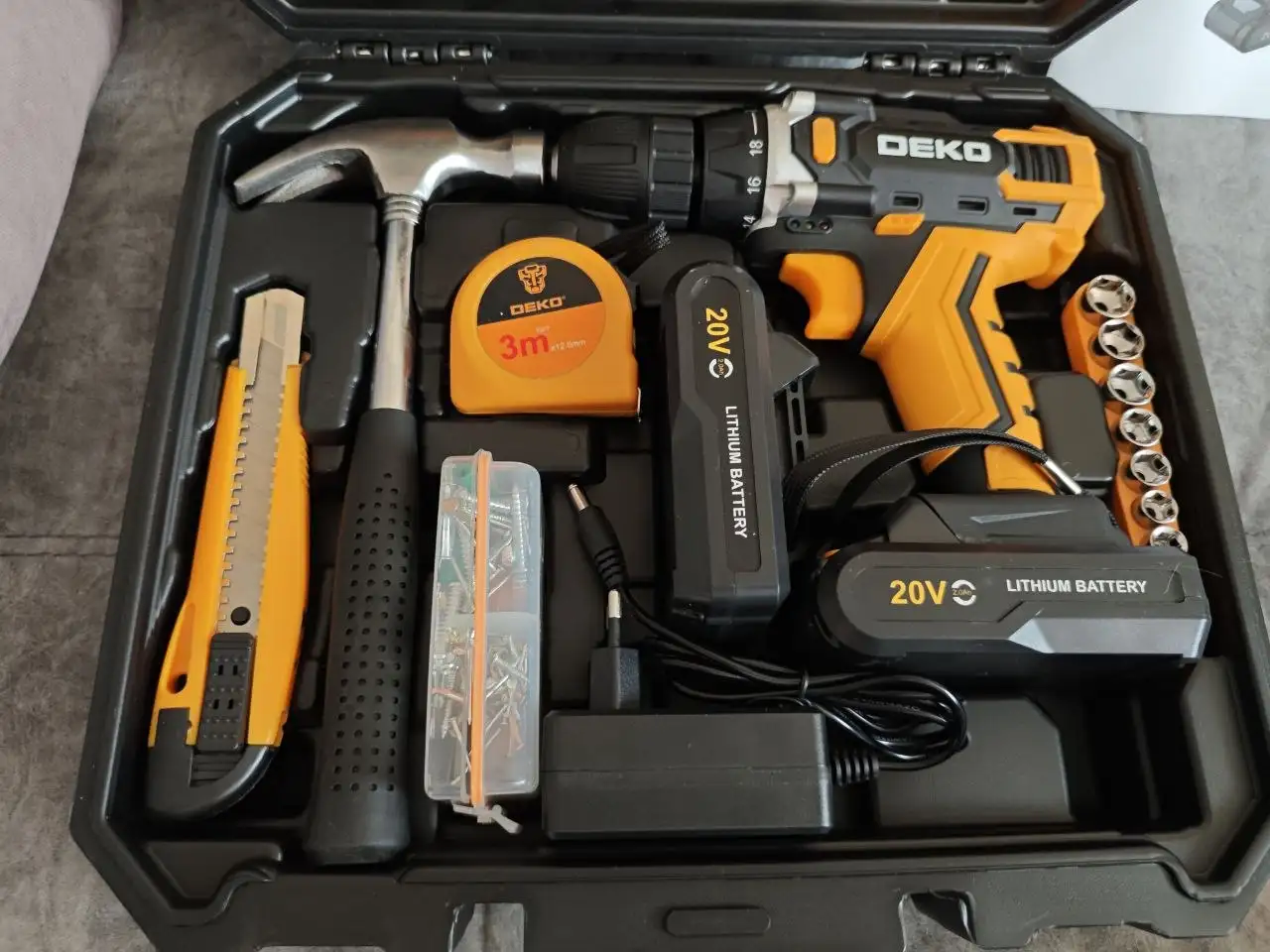 DEKO DKCD20FU-Li 20В аккумуляторная дрель-шуруповерт с комплектом - Инструменты (Электроника) в Ярославль