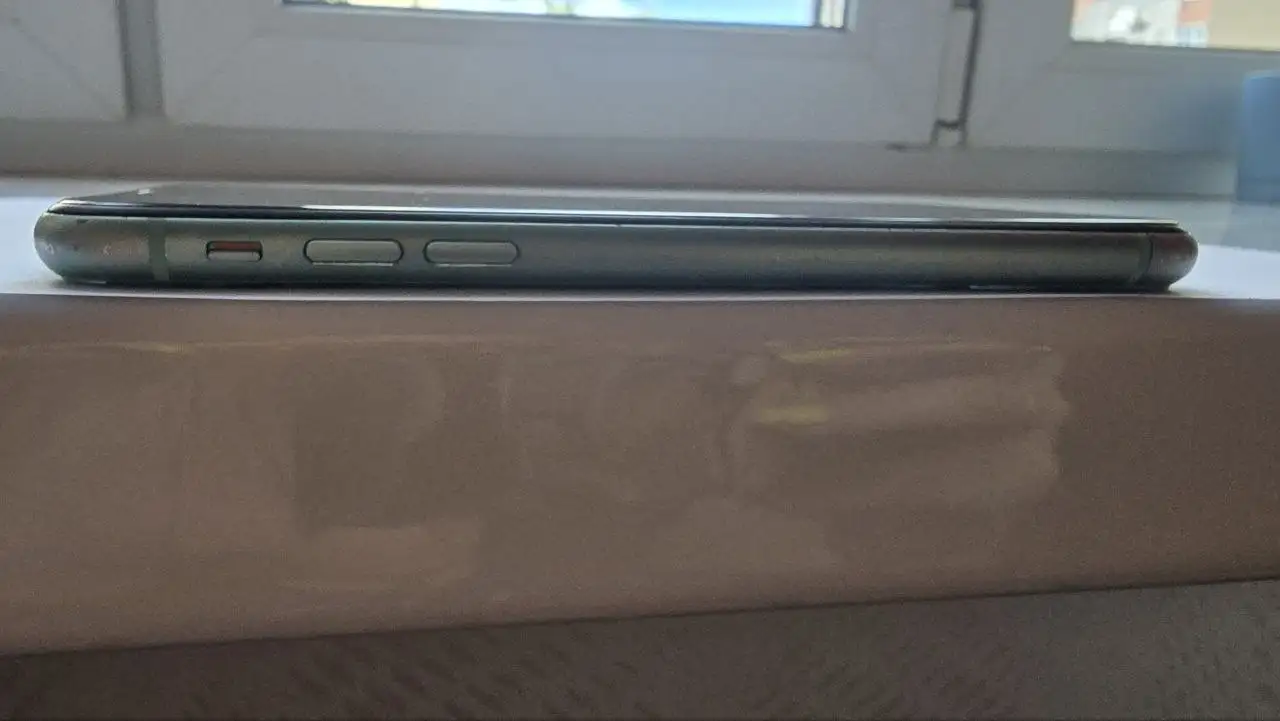 iPhone 11 128GB зеленый с дефектами - Смартфоны и аксессуары (Электроника) в Ярославль