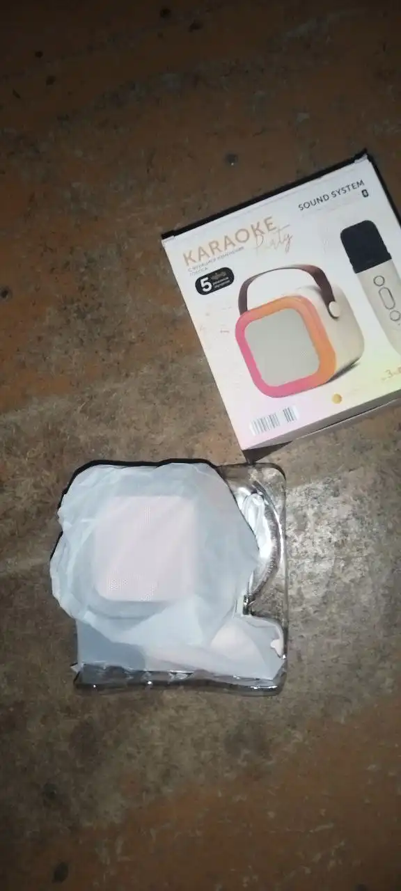 Беспроводная колонка с микрофоном розового цвета