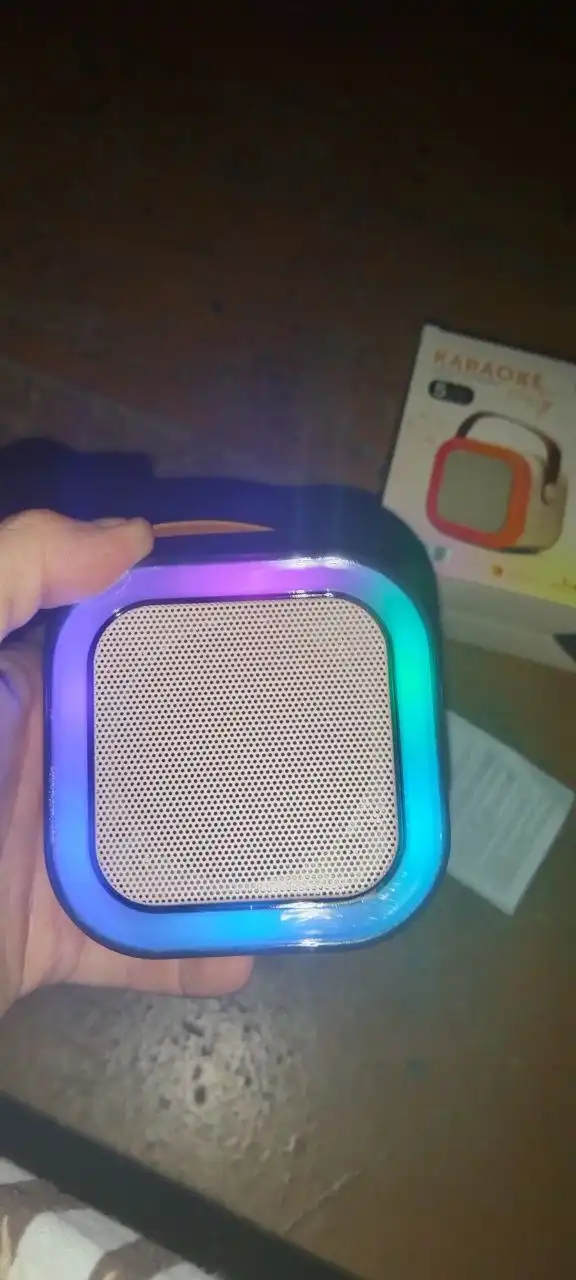 Беспроводная колонка с микрофоном розового цвета