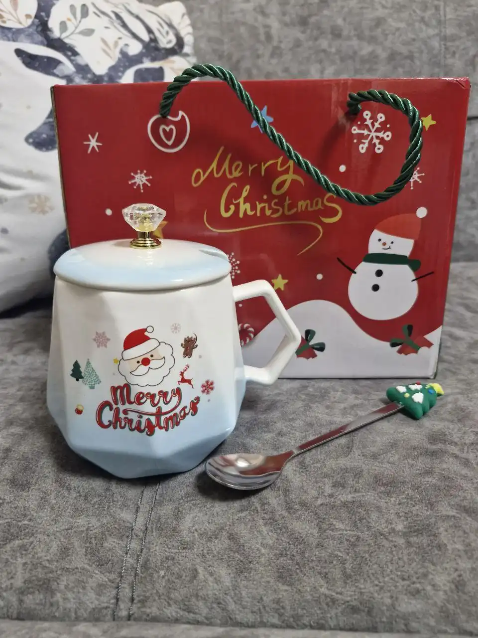 Новогодняя кружка с крышкой и ложкой в подарочной упаковке