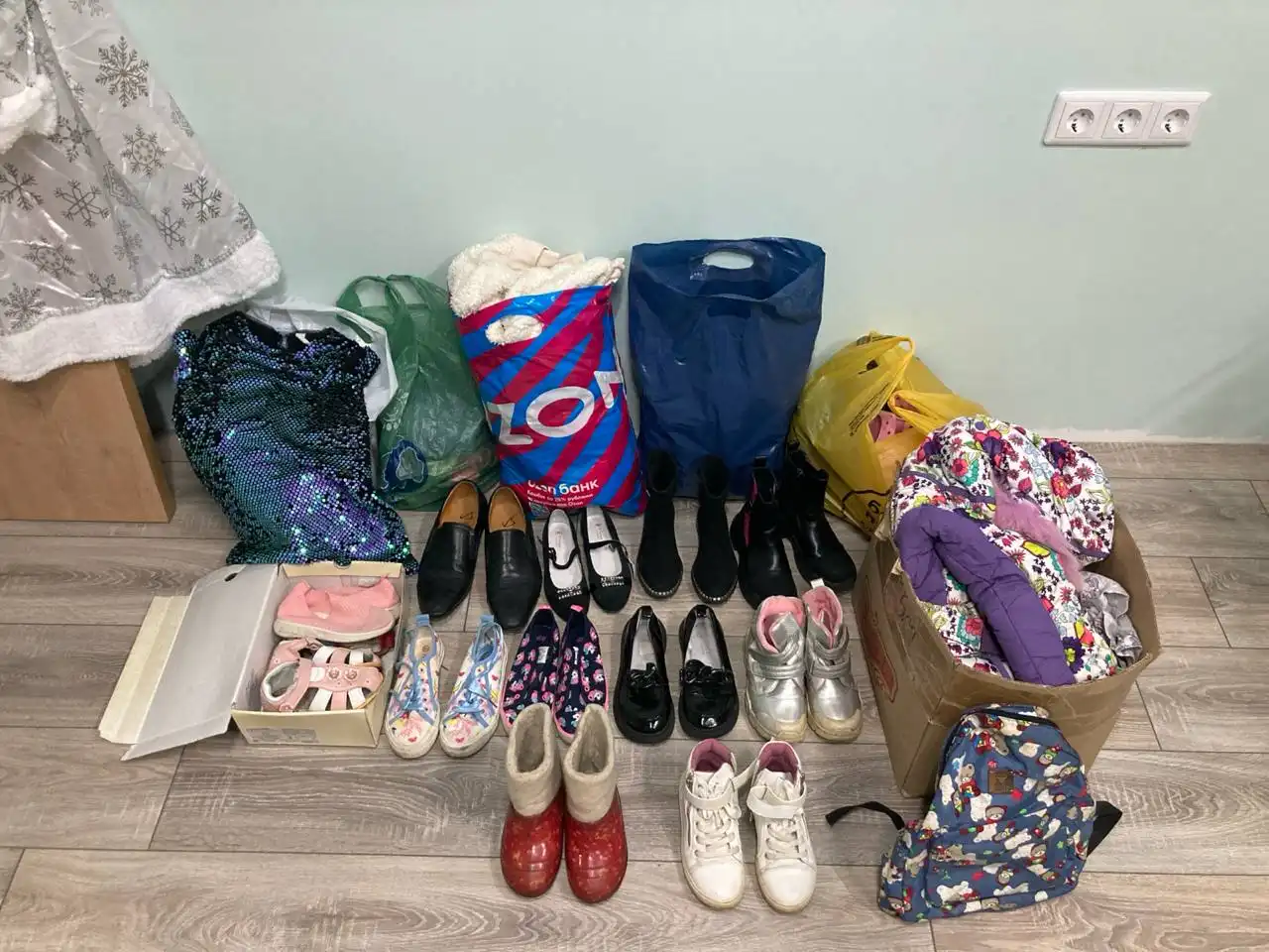 Одежда и обувь для девочек даром
