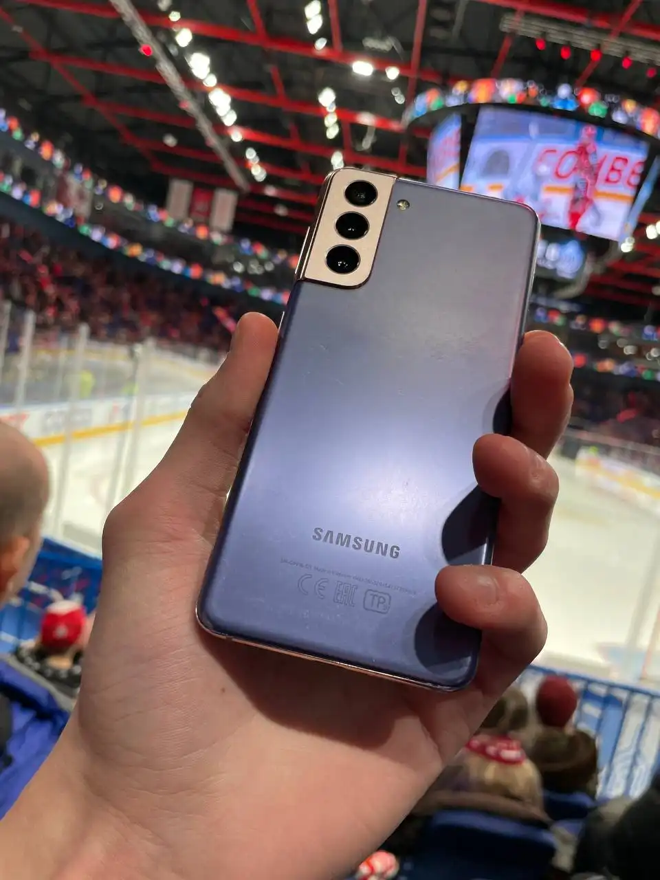 Samsung Galaxy S21 5G в фиолетовом цвете