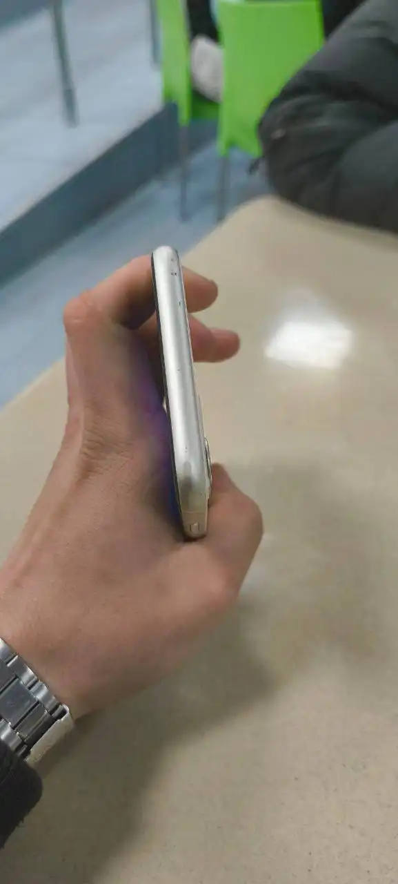 Обмен iPhone 11 64GB белого цвета - Смартфоны (Электроника) в Ярославль