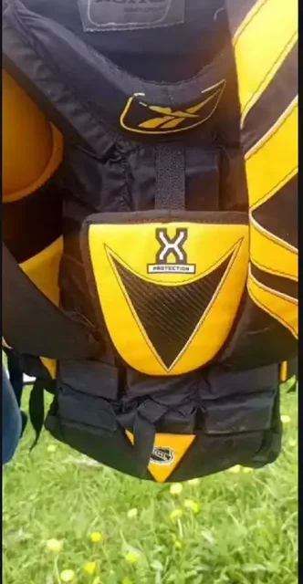 Продам хоккейную форму полный комплект с клюшками - Хобби и отдых в Ярославль