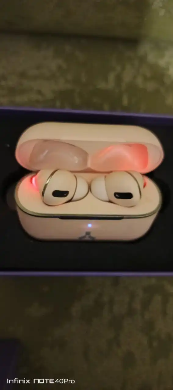 Наушники с поврежденным правым ухом - Аудиотехника (Электроника) в Пермь