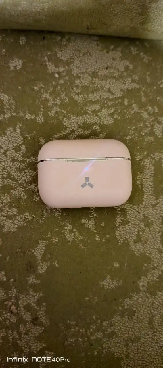 Наушники с поврежденным правым ухом - Аудиотехника (Электроника) в Пермь