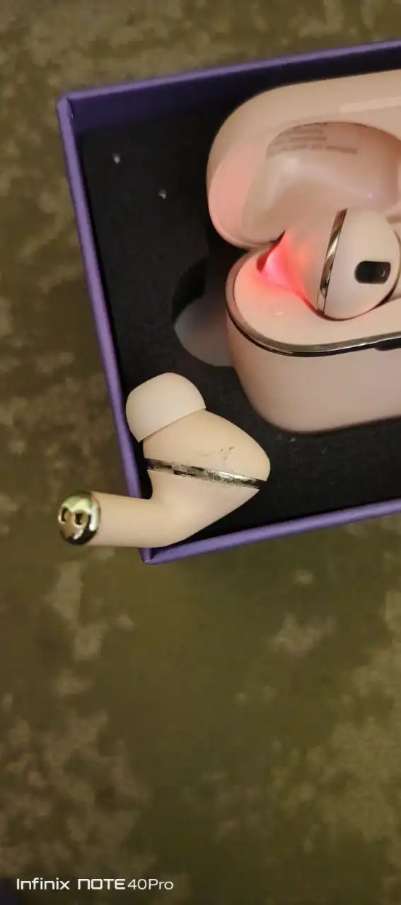 Наушники с поврежденным правым ухом - Аудиотехника (Электроника) в Пермь