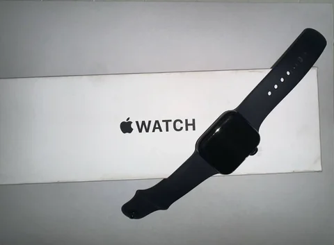 Продам Apple Watch SE2 40мм в хорошем состоянии - Мониторы в Пермь