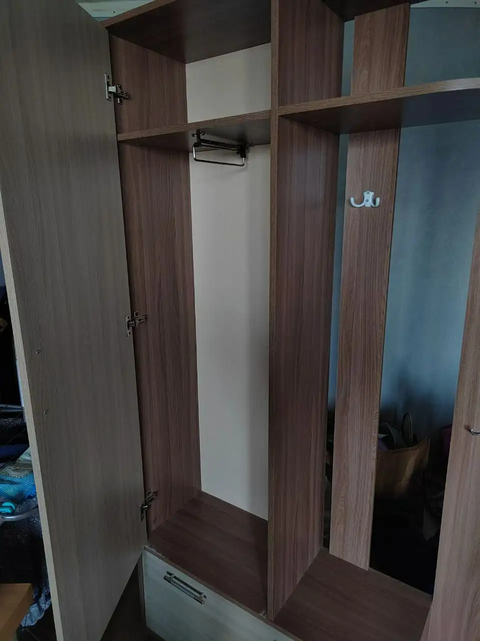 Продажа бежевого шкафа для прихожей с зеркалом - Для дома и дачи в Пермь