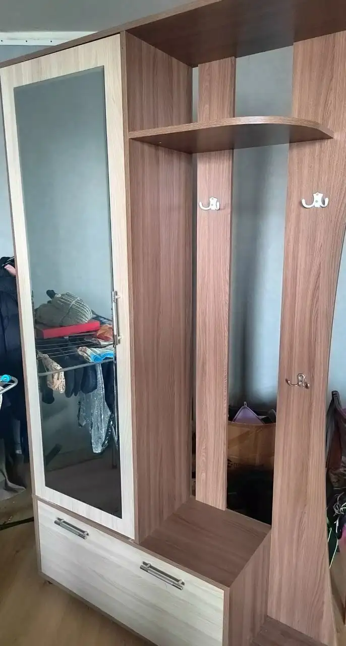 Продажа бежевого шкафа для прихожей с зеркалом - Для дома и дачи в Пермь