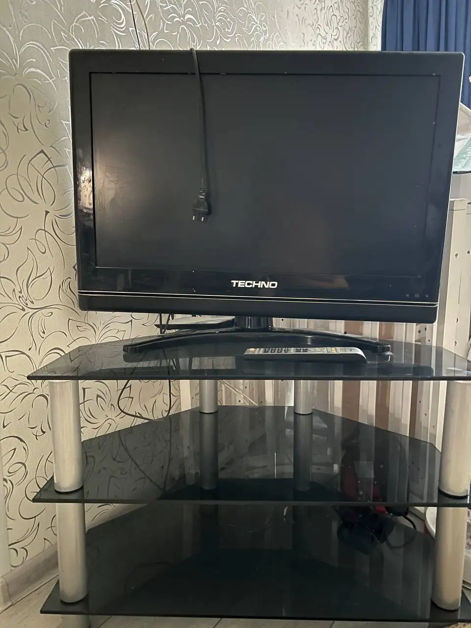 Продаётся стильная чёрная стеклянная тумба под телевизор - Мебель (Для дома и дачи) в Пермь