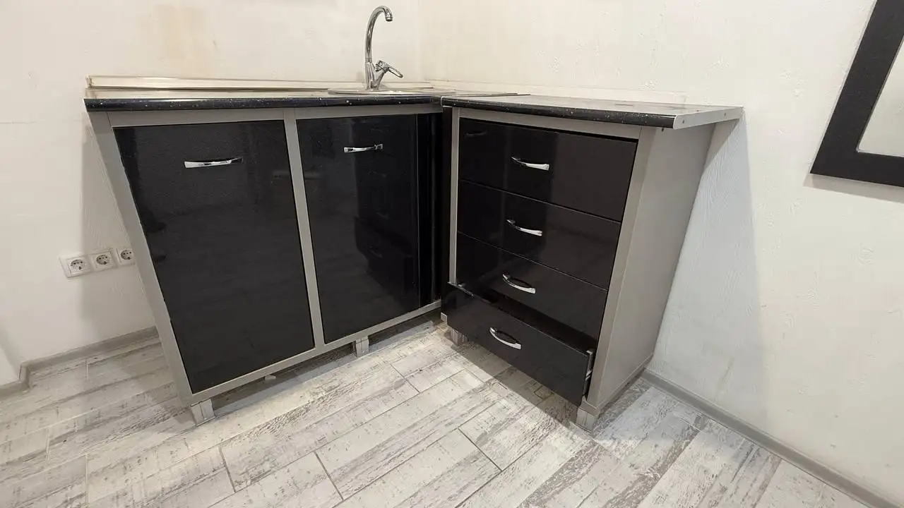 Продам кухонный гарнитур для маленькой кухни - Кухонная мебель (Для дома и дачи) в Пермь