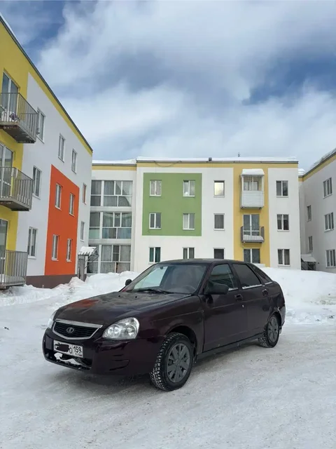 Продам Приору 2011 года выпуска цвета портвейн - Шины в Пермь