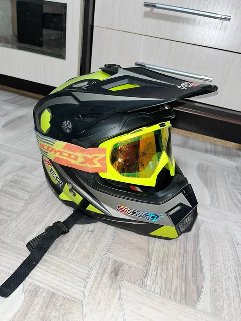 Мотошлем с очками б/у - Спортивные товары в Пермь